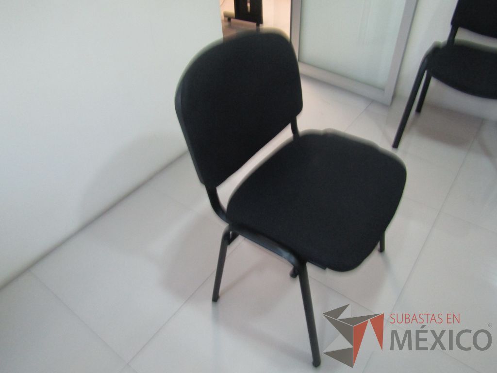 Lote 023 - 5 Sillas fijas, asiento y respaldo en tela color negro - Imagen 9