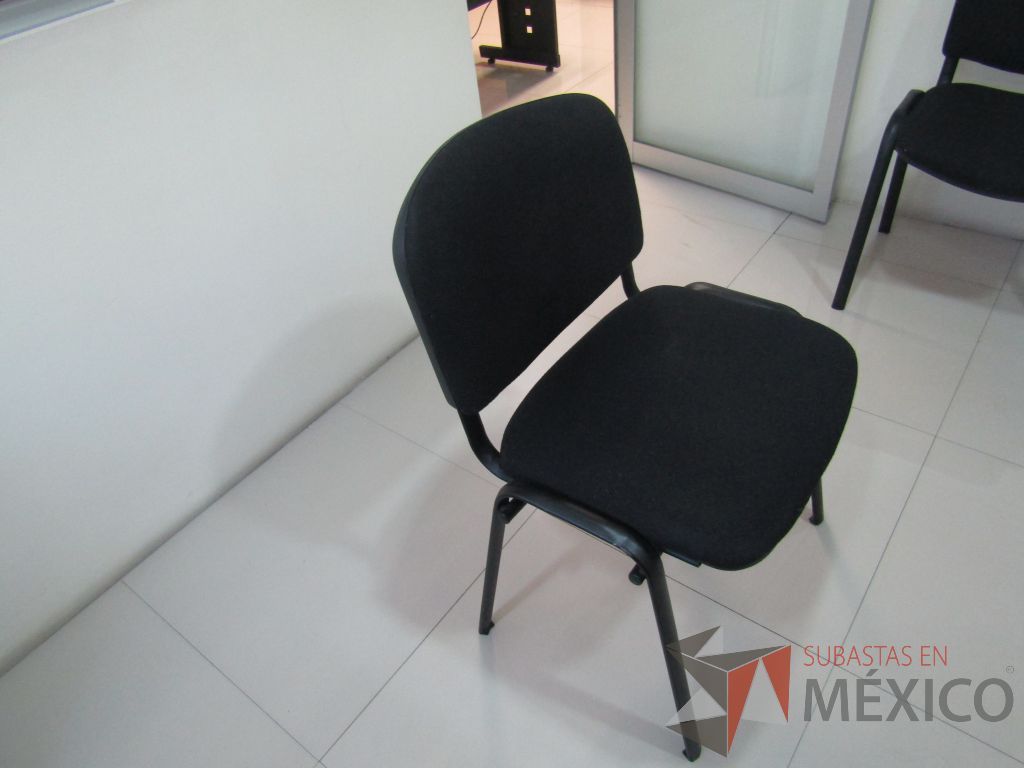 Lote 023 - 5 Sillas fijas, asiento y respaldo en tela color negro - Imagen 2