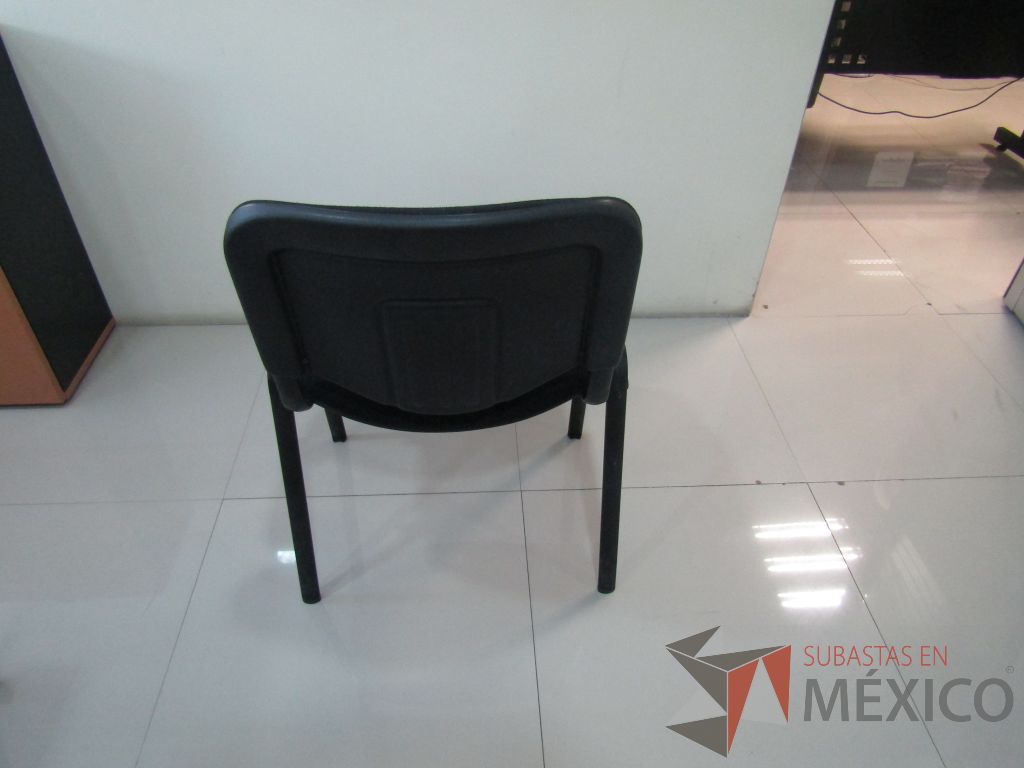 Lote 023 - 5 Sillas fijas, asiento y respaldo en tela color negro - Imagen 8