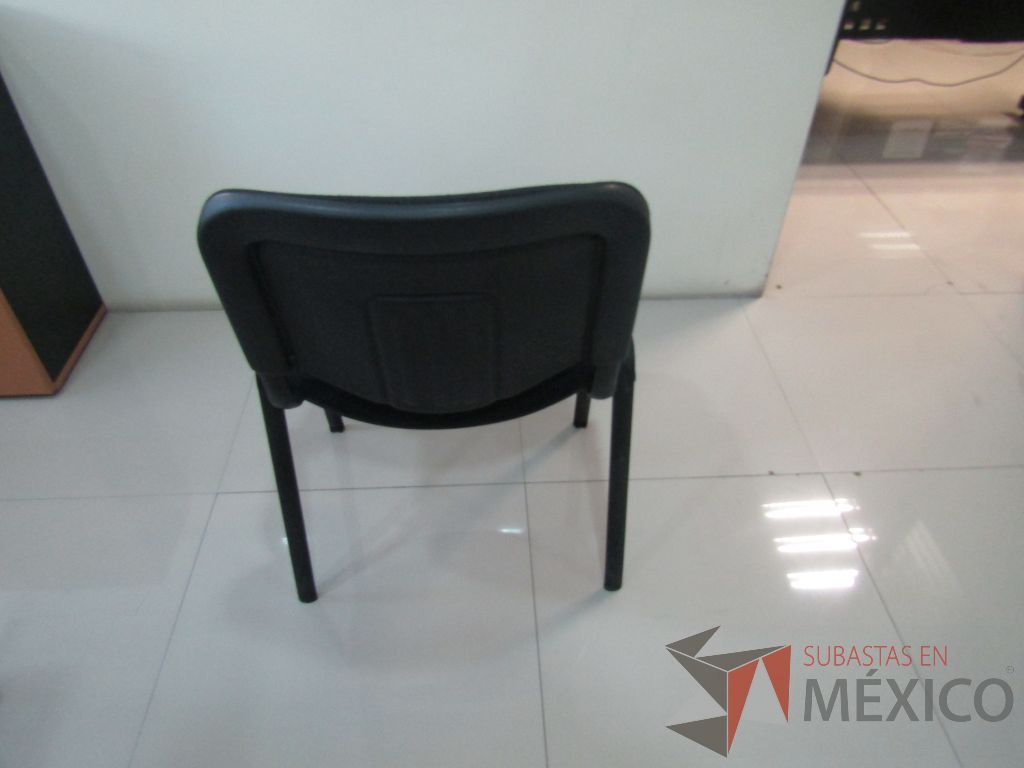 Lote 023 - 5 Sillas fijas, asiento y respaldo en tela color negro - Imagen 7