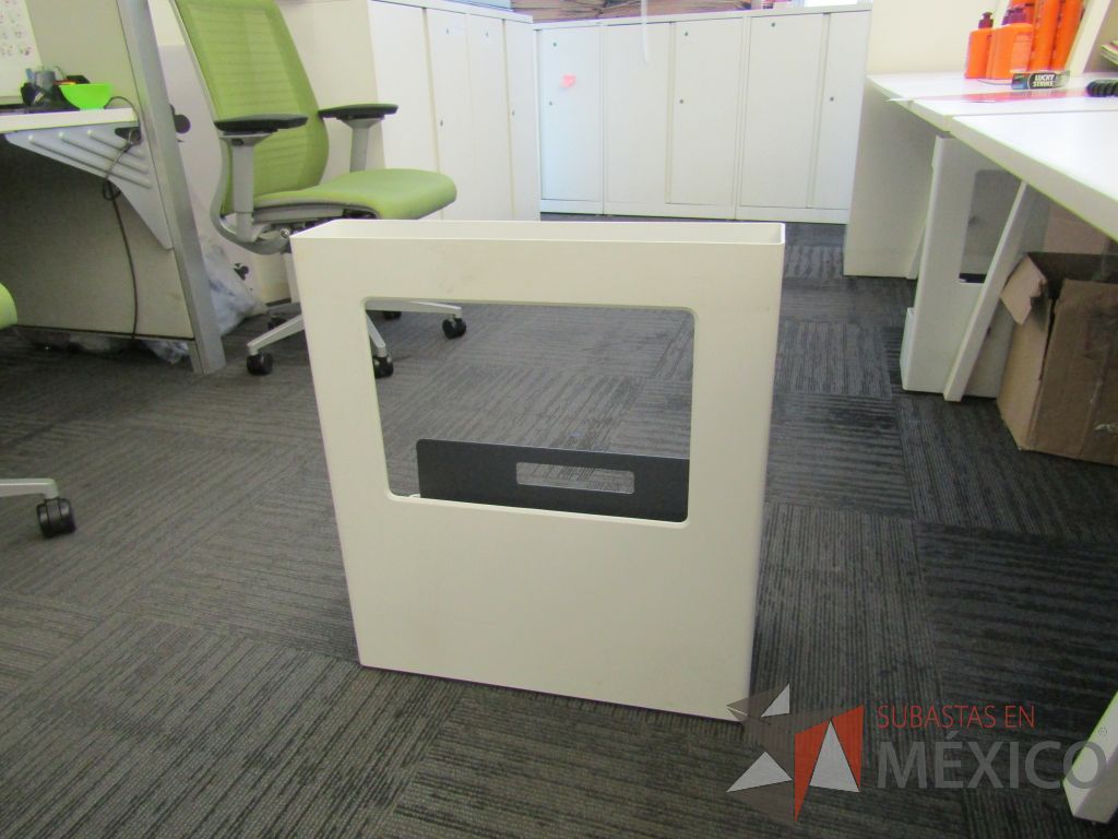 Lote 016 - Estación de trabajo para 8 personas, lineal con mampara baja y porta documentos con ruedas color blanco - Imagen 16