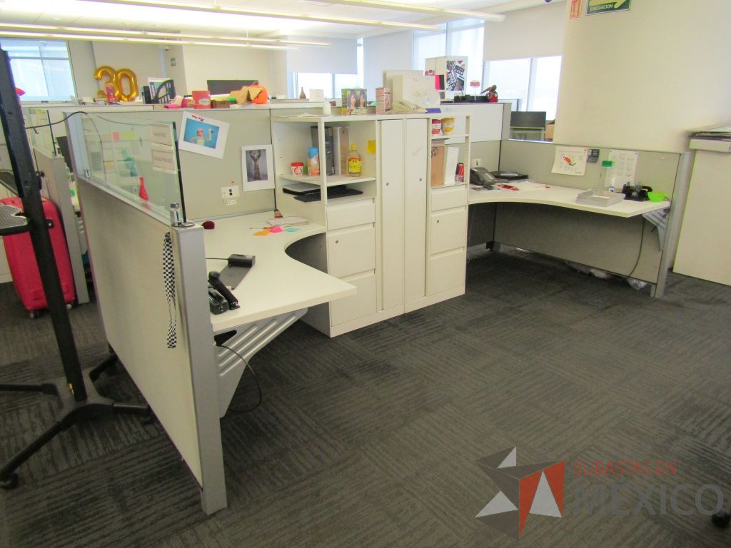 Lote 037 - Estación de trabajo para 2 personas de mampara baja con 2 gabinetes altos metálicos color blanco - Imagen 2