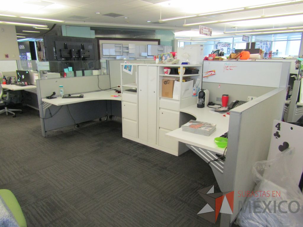Lote 037 - Estación de trabajo para 2 personas de mampara baja con 2 gabinetes altos metálicos color blanco - Imagen 3