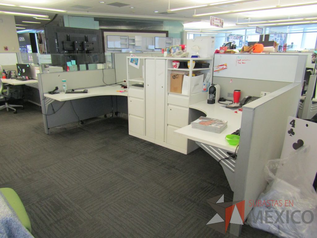 Lote 037 - Estación de trabajo para 2 personas de mampara baja con 2 gabinetes altos metálicos color blanco - Imagen 4