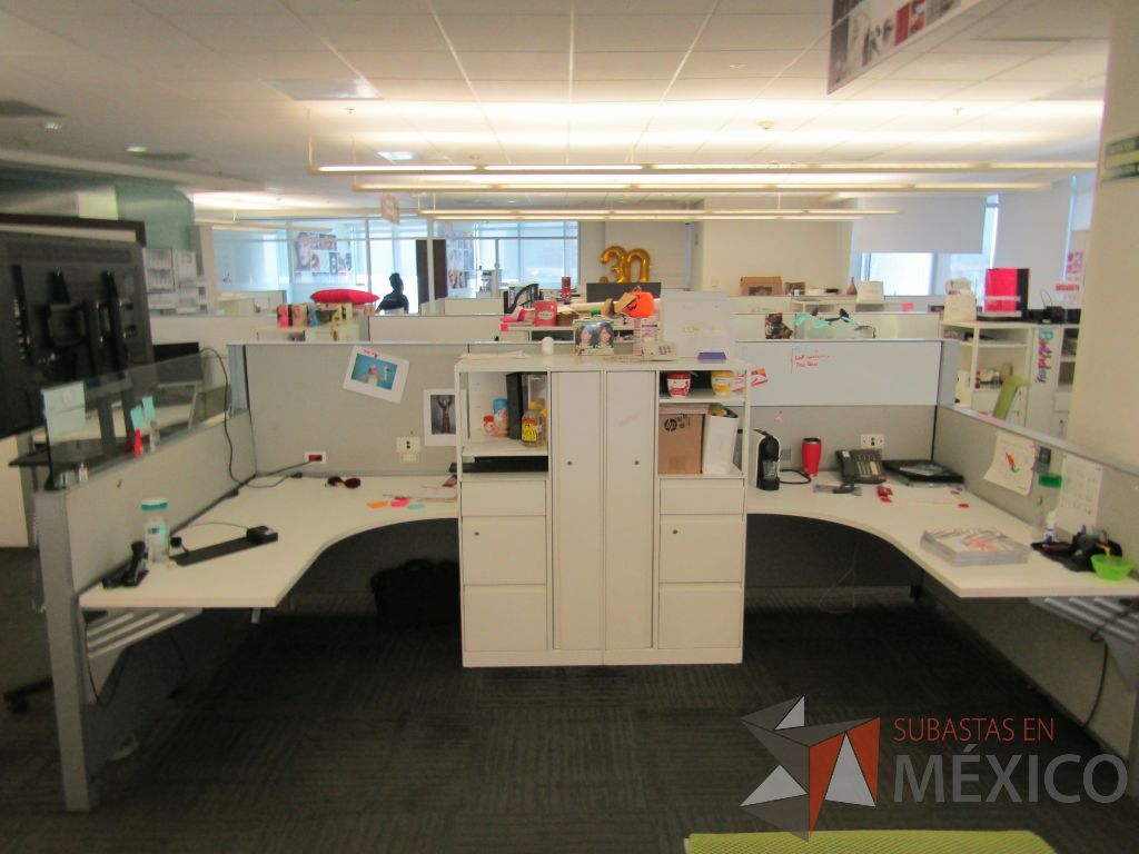 Lote 037 - Estación de trabajo para 2 personas de mampara baja con 2 gabinetes altos metálicos color blanco - Imagen 5