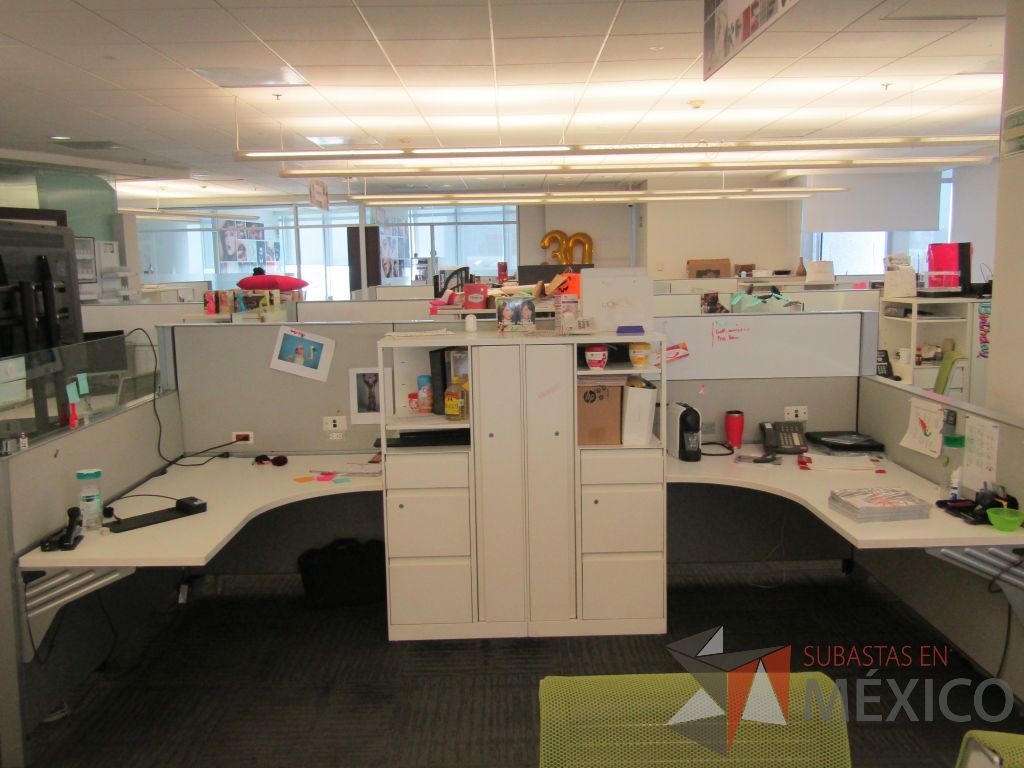 Lote 037 - Estación de trabajo para 2 personas de mampara baja con 2 gabinetes altos metálicos color blanco - Imagen 6