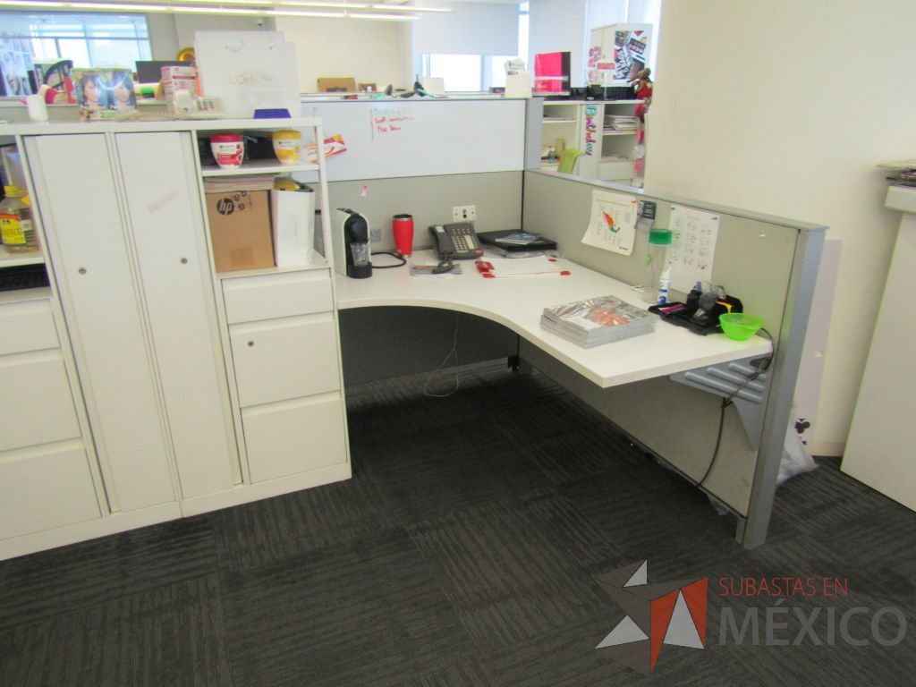 Lote 037 - Estación de trabajo para 2 personas de mampara baja con 2 gabinetes altos metálicos color blanco - Imagen 8