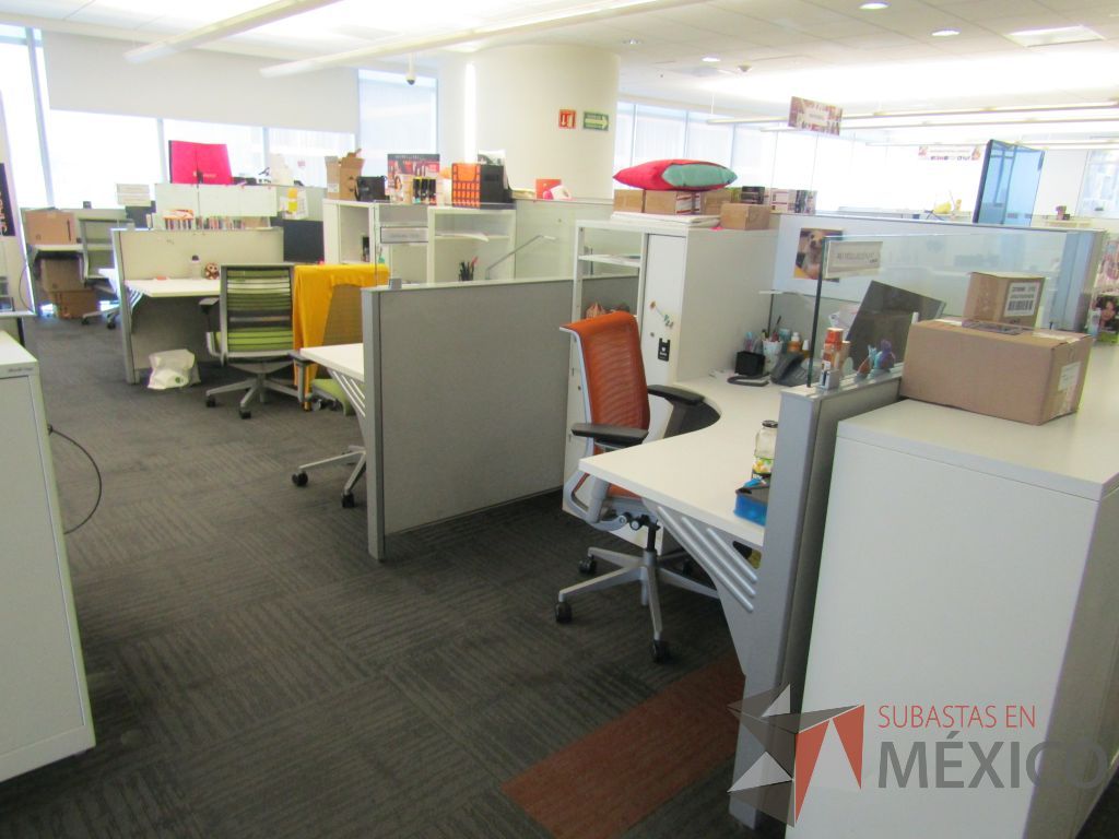 Lote 038 - Estación de trabajo para 10 personas de mampara baja con 10 gabinetes altos metálicos color blanco - Imagen 3