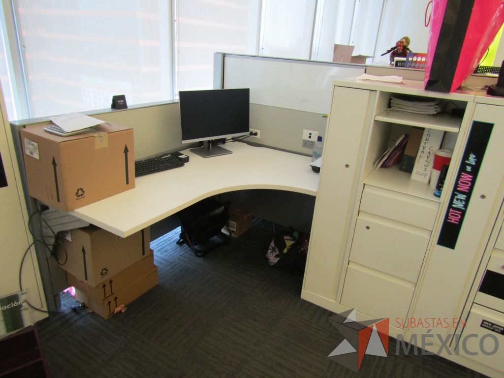 Lote 038 - Estación de trabajo para 10 personas de mampara baja con 10 gabinetes altos metálicos color blanco - Imagen 11
