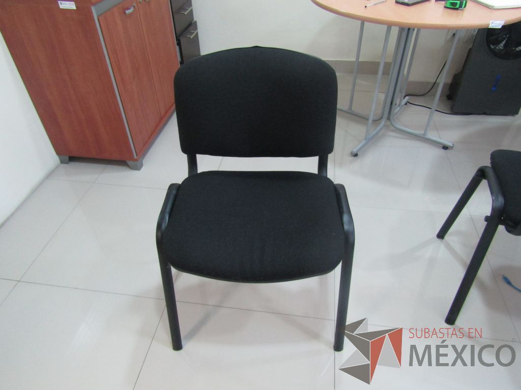 Lote 023 - 5 Sillas fijas, asiento y respaldo en tela color negro - Imagen 6