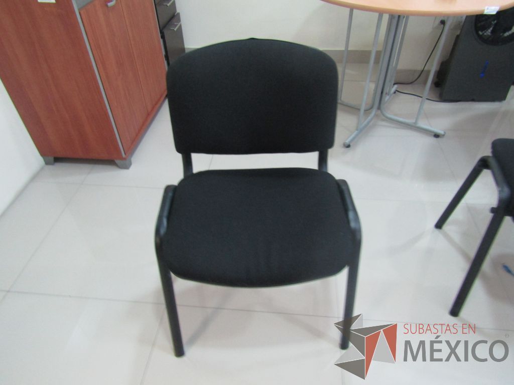 Lote 023 - 5 Sillas fijas, asiento y respaldo en tela color negro - Imagen 5