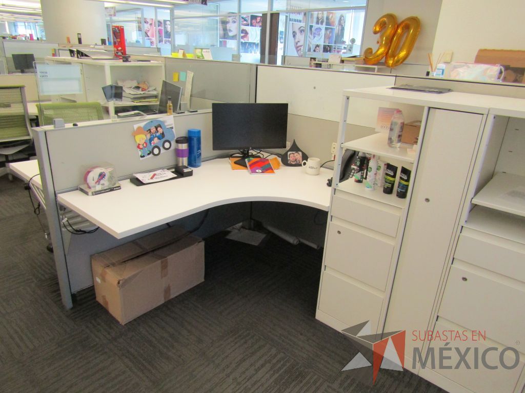 Lote 039 - Estación de trabajo para 8 personas de mampara baja con 8 gabinetes altos metálicos color blanco - Imagen 5