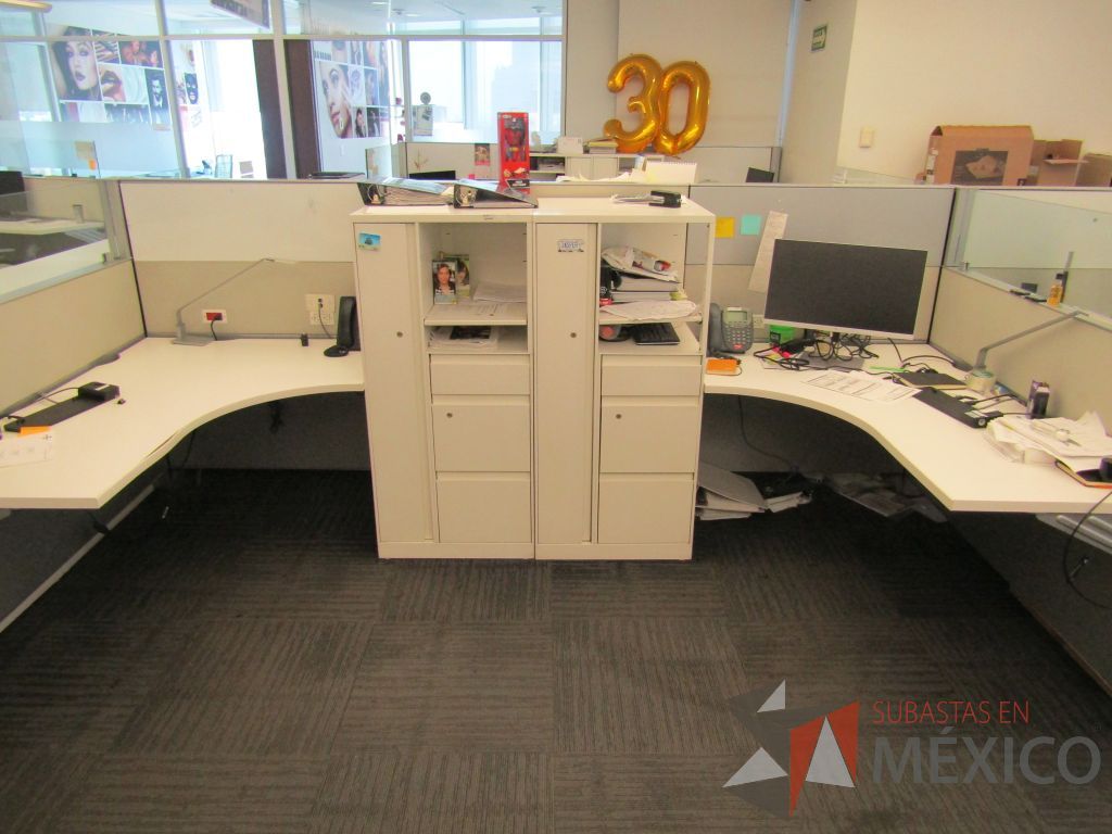 Lote 039 - Estación de trabajo para 8 personas de mampara baja con 8 gabinetes altos metálicos color blanco - Imagen 6