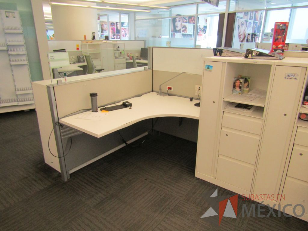 Lote 039 - Estación de trabajo para 8 personas de mampara baja con 8 gabinetes altos metálicos color blanco - Imagen 8
