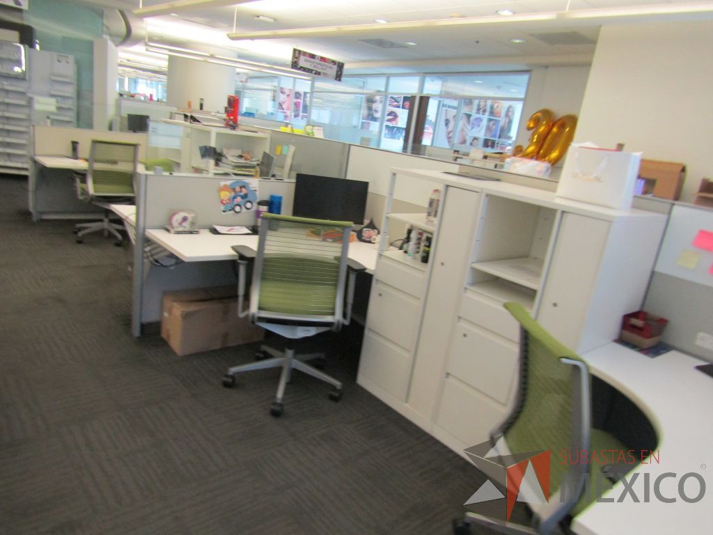 Lote 039 - Estación de trabajo para 8 personas de mampara baja con 8 gabinetes altos metálicos color blanco - Imagen 9