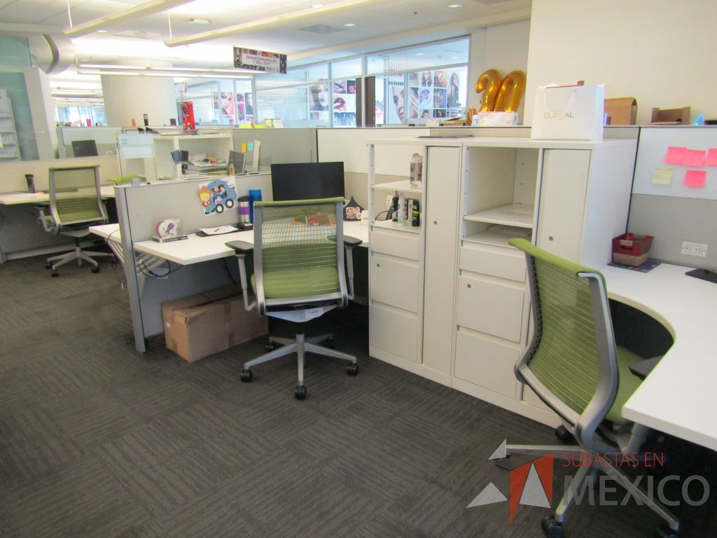 Lote 039 - Estación de trabajo para 8 personas de mampara baja con 8 gabinetes altos metálicos color blanco - Imagen 10