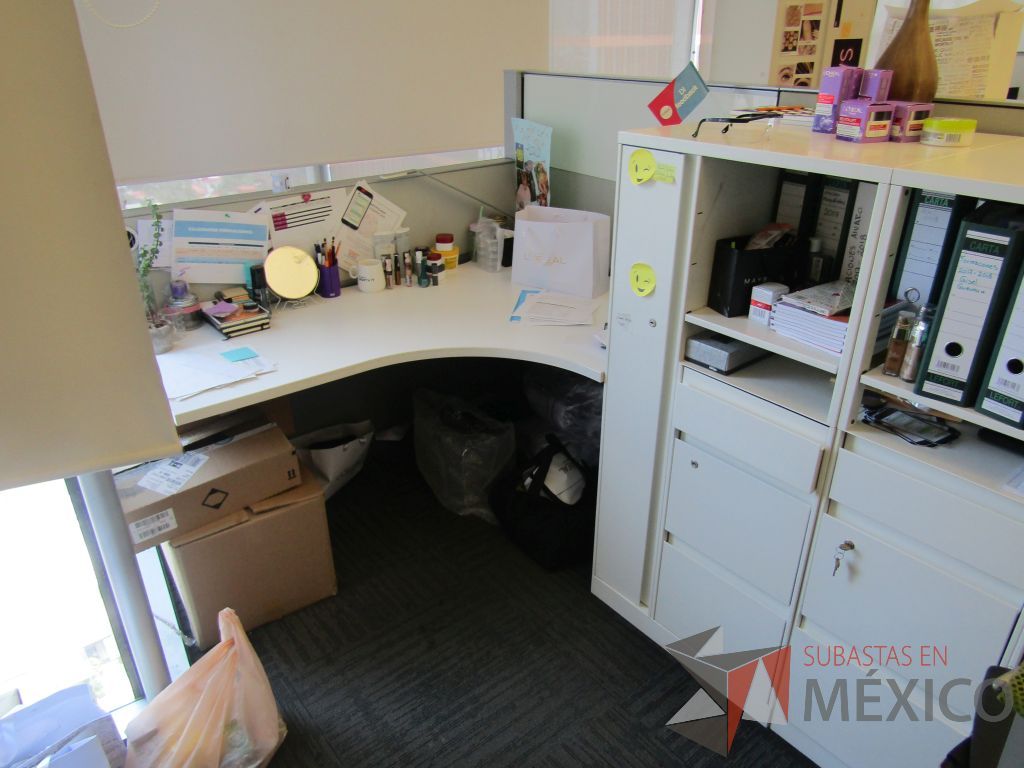 Lote 039 - Estación de trabajo para 8 personas de mampara baja con 8 gabinetes altos metálicos color blanco - Imagen 11