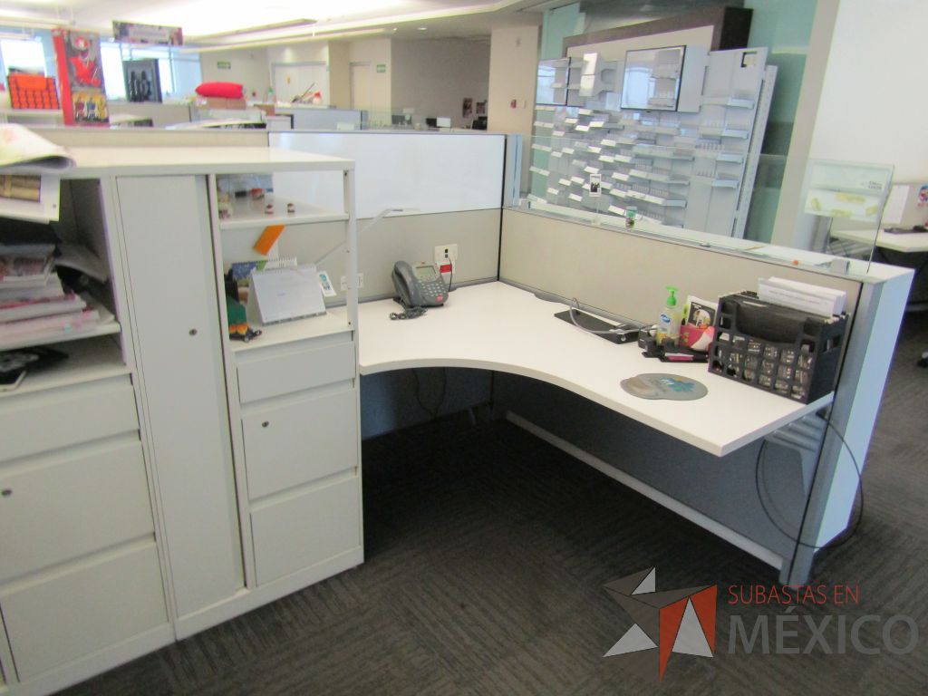 Lote 039 - Estación de trabajo para 8 personas de mampara baja con 8 gabinetes altos metálicos color blanco - Imagen 16