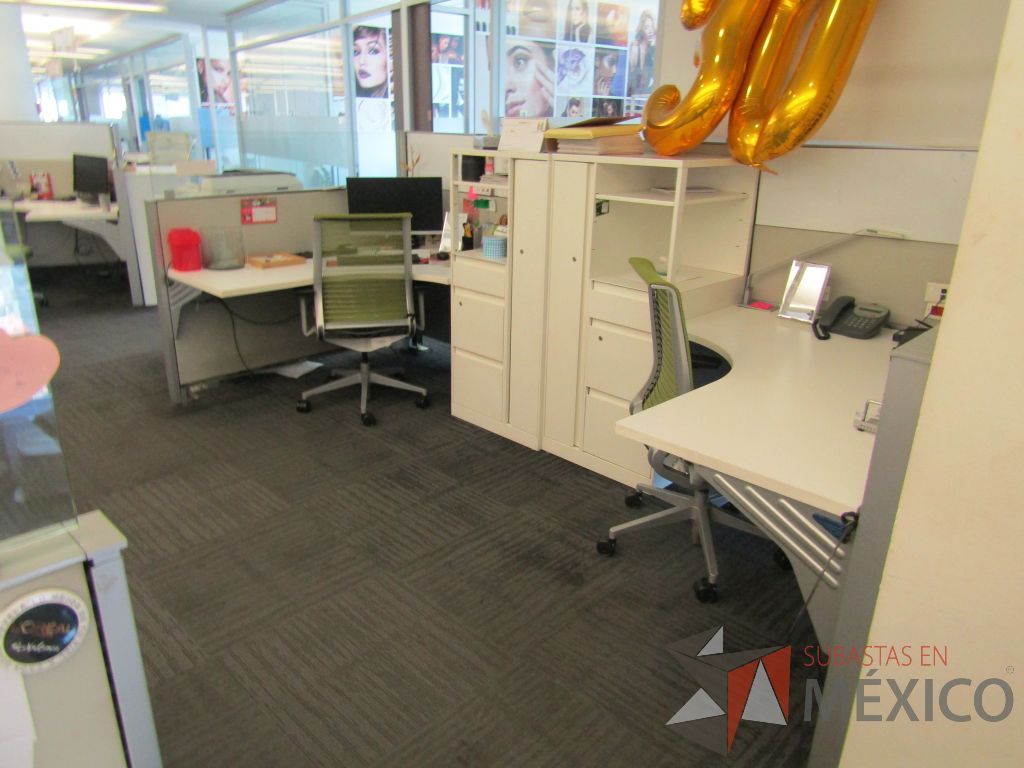 Lote 040 - Estación de trabajo para 2 personas de mampara baja con 2 gabinetes altos metálicos color blanco - Imagen 3