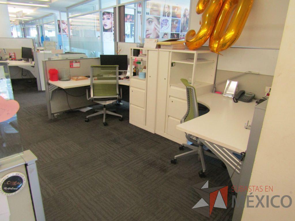Lote 040 - Estación de trabajo para 2 personas de mampara baja con 2 gabinetes altos metálicos color blanco - Imagen 4