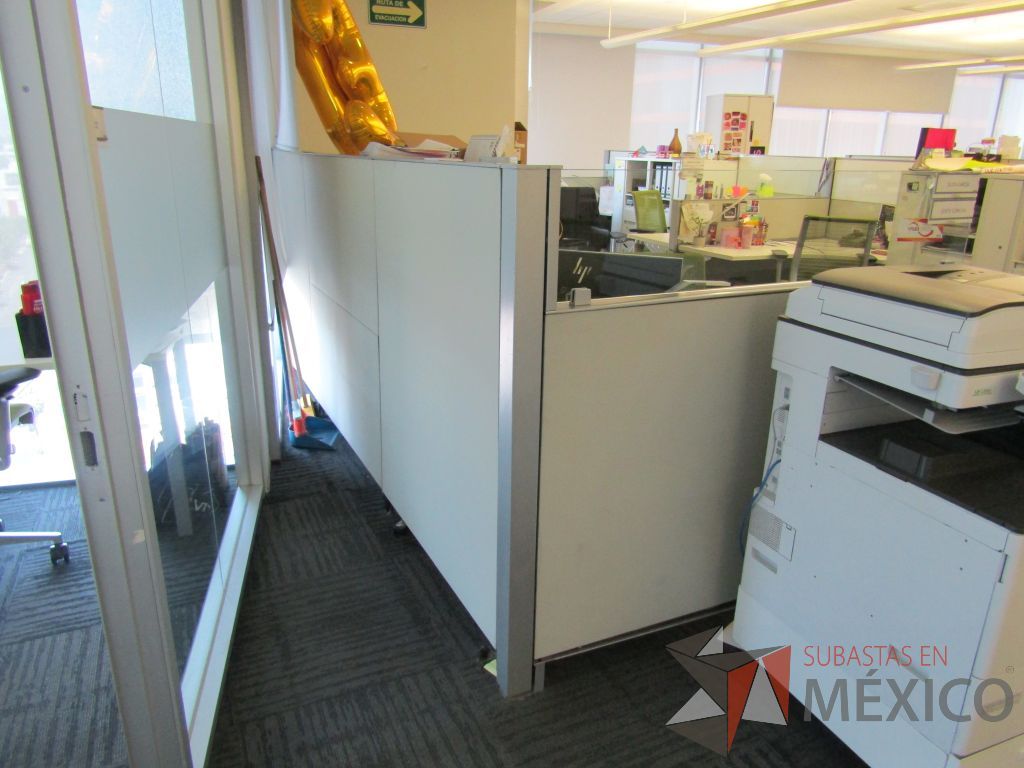 Lote 040 - Estación de trabajo para 2 personas de mampara baja con 2 gabinetes altos metálicos color blanco - Imagen 5