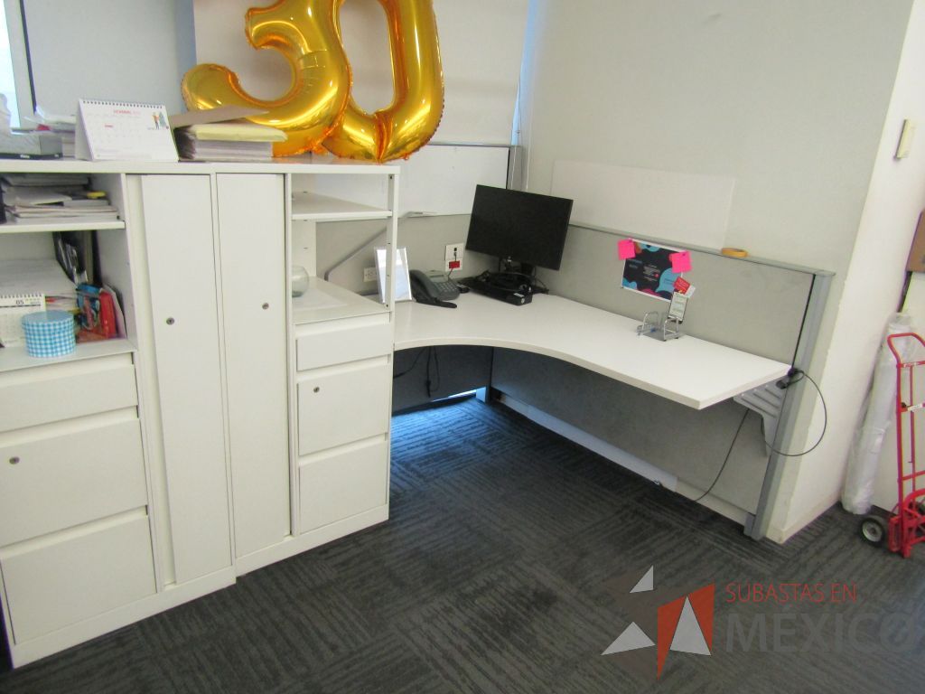 Lote 040 - Estación de trabajo para 2 personas de mampara baja con 2 gabinetes altos metálicos color blanco - Imagen 9