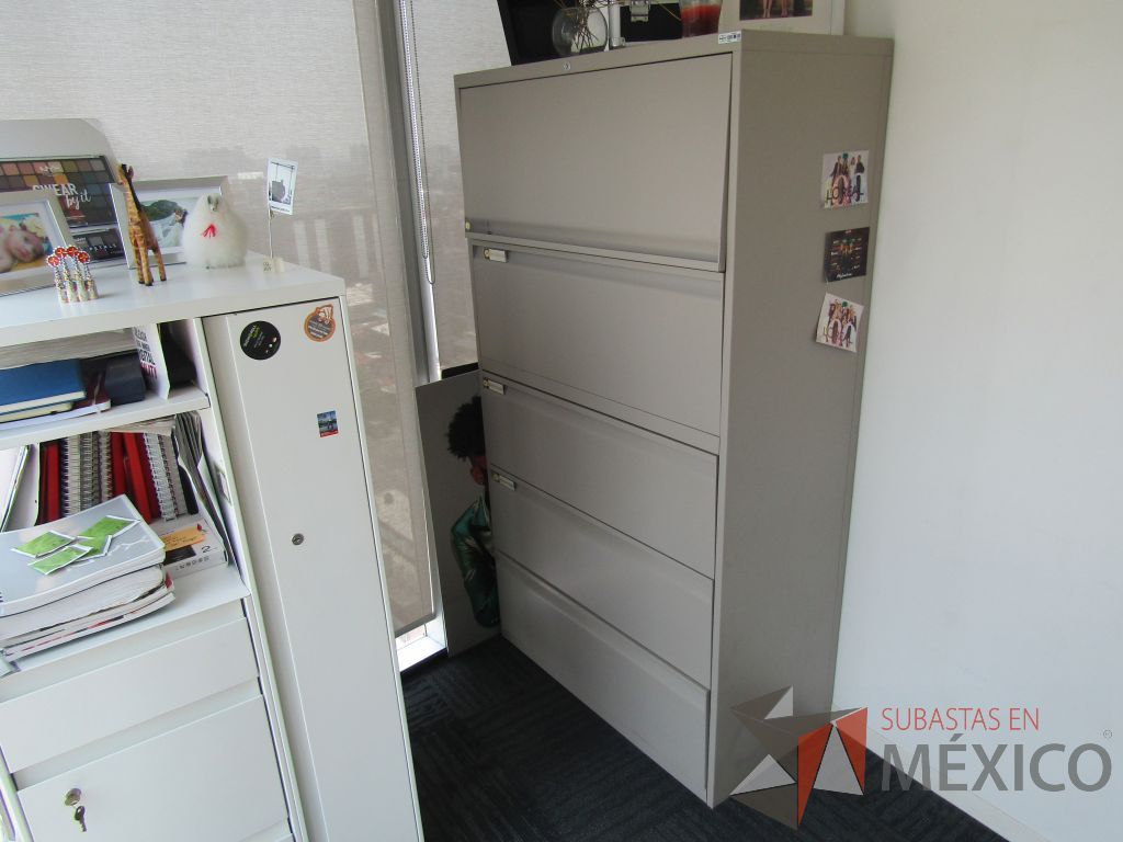 Lote 041 - Archivero horizontal con 4 cajones y 1 gaveta metálicas color gris