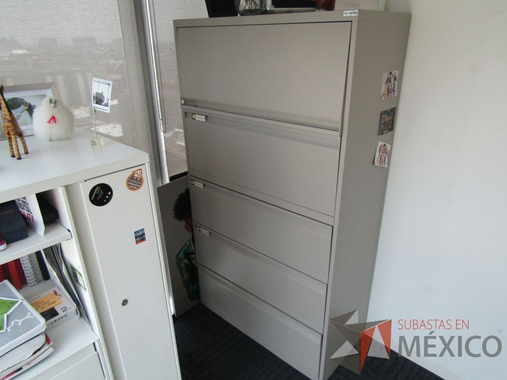 Lote 041 - Archivero horizontal con 4 cajones y 1 gaveta metálicas color gris - Imagen 4