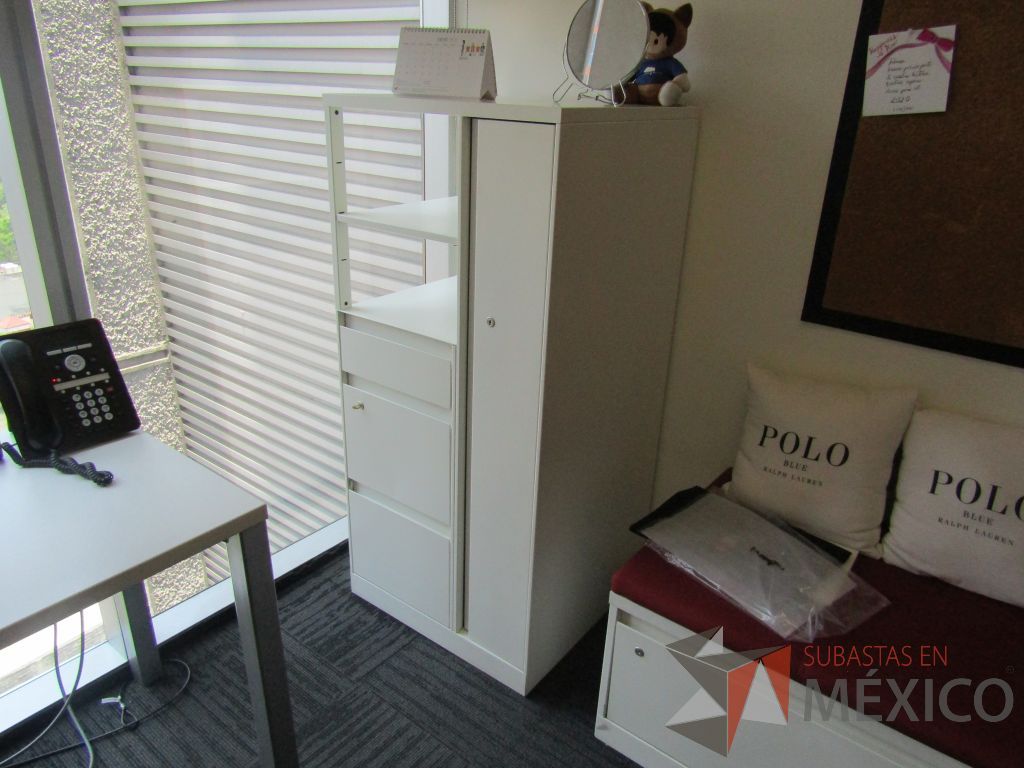 Lote 002 - Gabinete metálico con 3 cajones, 1 puerta y 1 entrepaño color blanco - Imagen 2