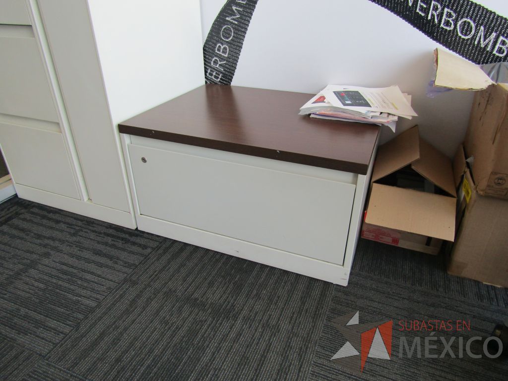 Lote 010 - Oficina Operativa con Escritorio, Mesa de Apoyo Triangular con Ruedas y Gabinete - Imagen 17