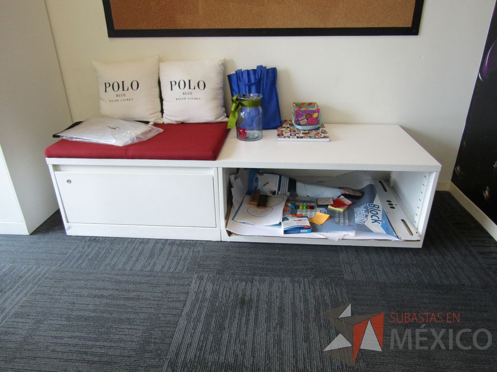 Lote 012 - Credenza tipo madera color blanco, con un cajón, espacio para archivos y cojín en tela color rojo - Imagen 2