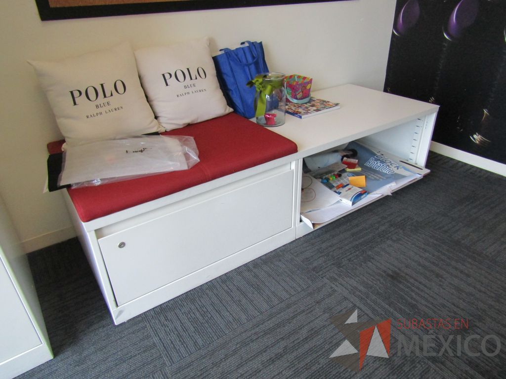 Lote 012 - Credenza tipo madera color blanco, con un cajón, espacio para archivos y cojín en tela color rojo - Imagen 4