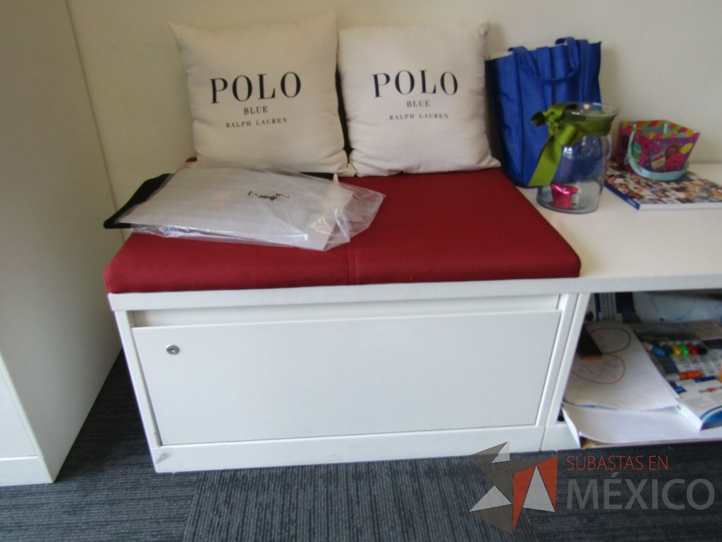 Lote 012 - Credenza tipo madera color blanco, con un cajón, espacio para archivos y cojín en tela color rojo