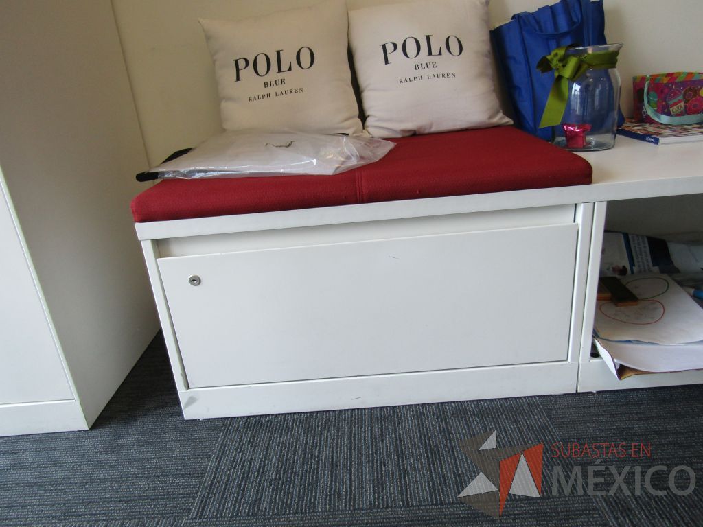 Lote 012 - Credenza tipo madera color blanco, con un cajón, espacio para archivos y cojín en tela color rojo - Imagen 5