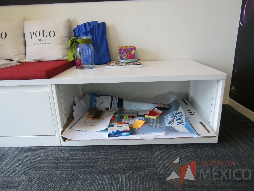 Lote 012 - Credenza tipo madera color blanco, con un cajón, espacio para archivos y cojín en tela color rojo - Imagen 6