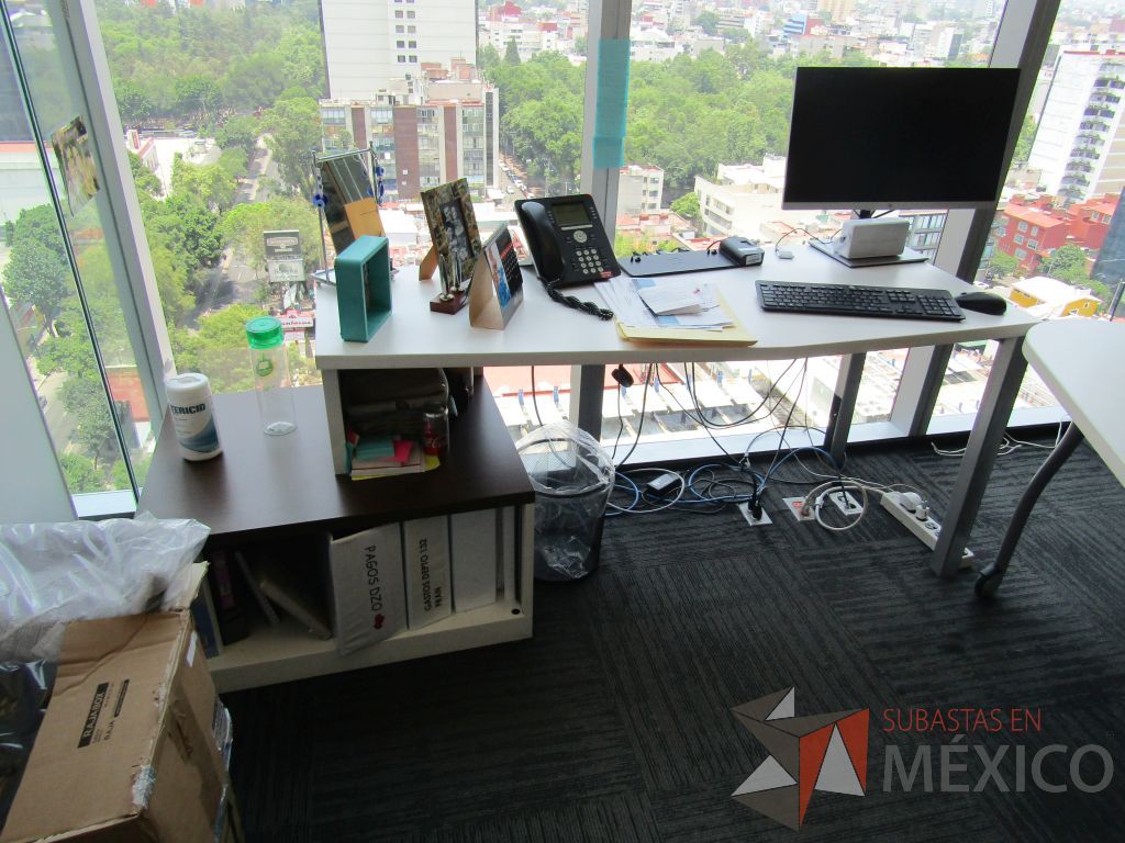 Lote 066 - Oficina Operativa con Escritorio, Mesa de Apoyo Triangular con Ruedas y Gabinete - Imagen 10