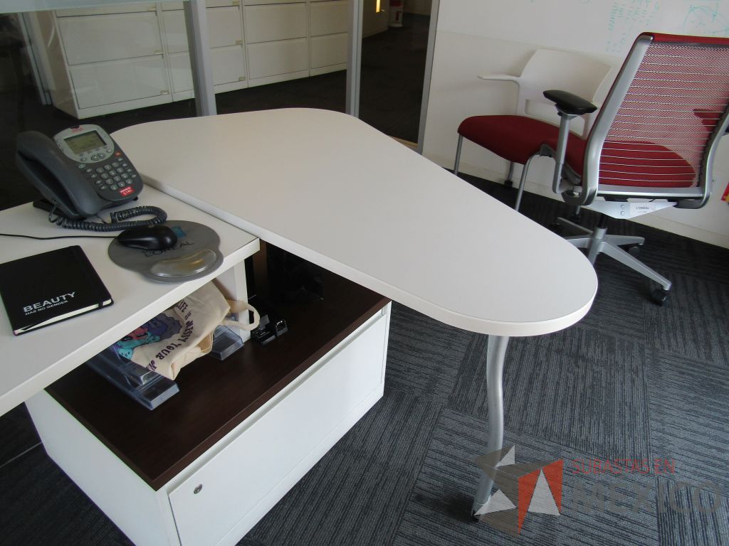 Lote 066 - Oficina Operativa con Escritorio, Mesa de Apoyo Triangular con Ruedas y Gabinete - Imagen 18