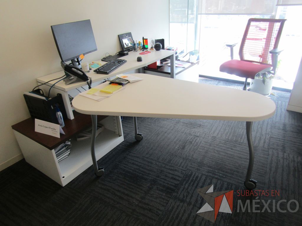 Lote 066 - Oficina Operativa con Escritorio, Mesa de Apoyo Triangular con Ruedas y Gabinete - Imagen 32