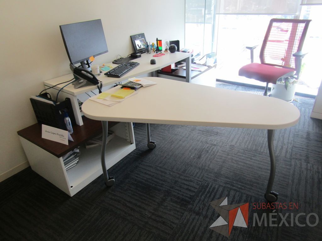 Lote 066 - Oficina Operativa con Escritorio, Mesa de Apoyo Triangular con Ruedas y Gabinete - Imagen 33