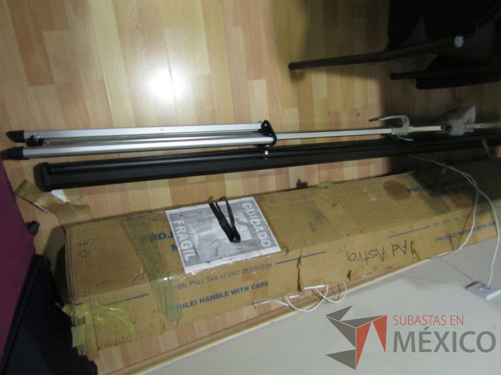 Lote 034 - Pantalla para proyector - Imagen 6