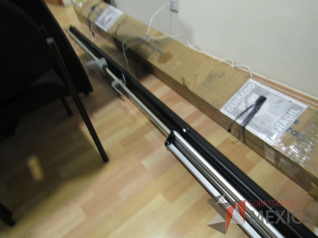 Lote 034 - Pantalla para proyector
