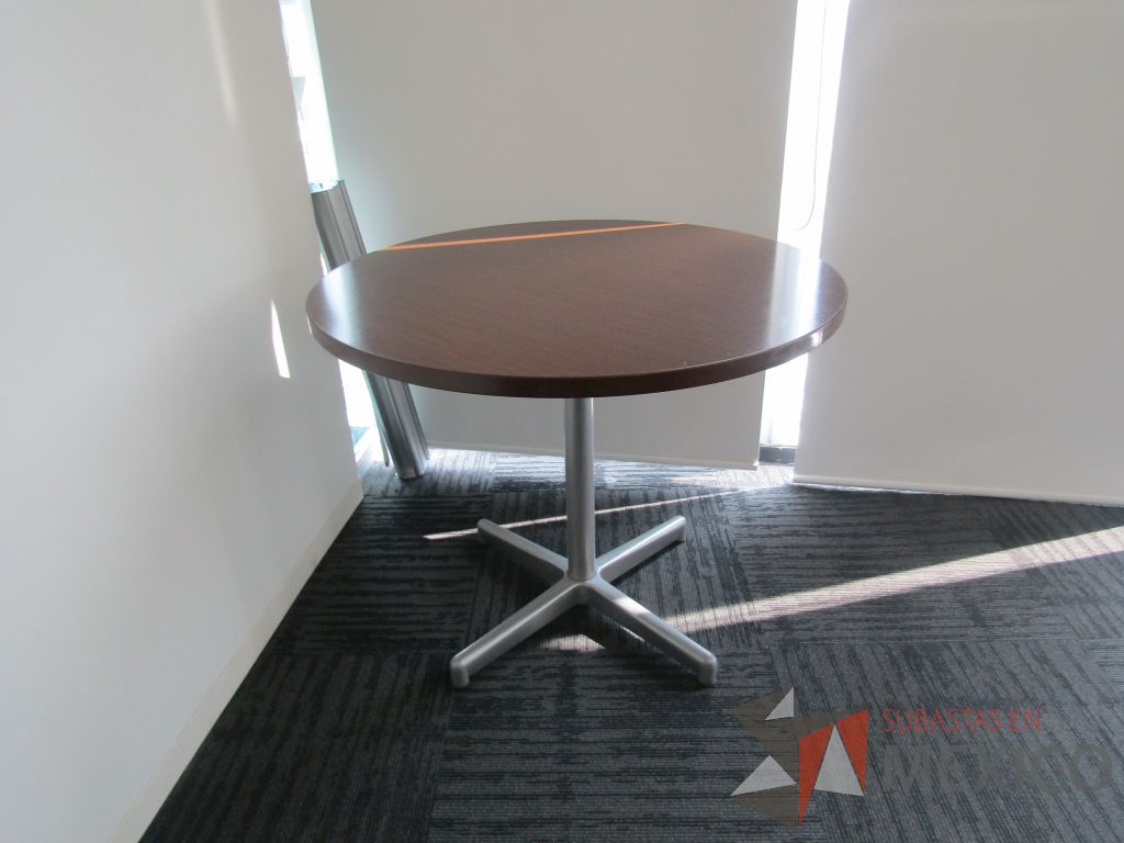 Lote 006 - Mesa de trabajo circular con base metálica color gris y cubierta color café