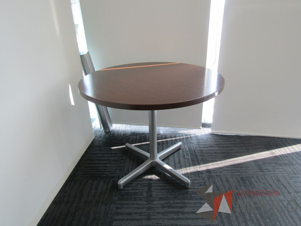Lote 006 - Mesa de trabajo circular con base metálica color gris y cubierta color café - Imagen 2
