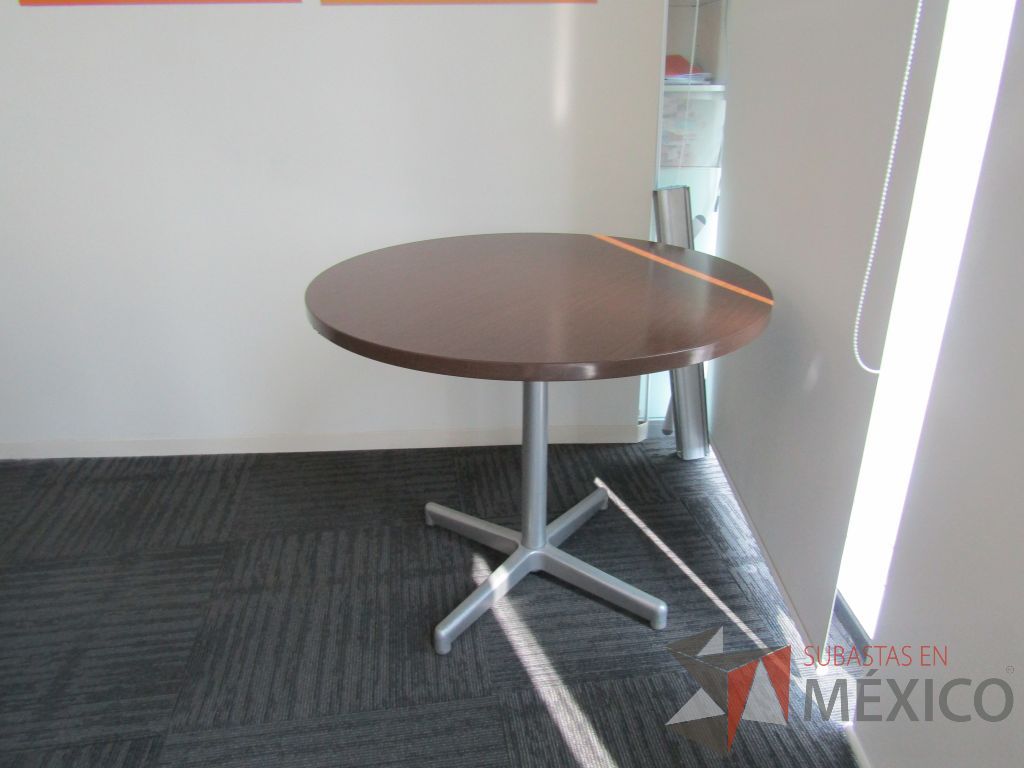Lote 006 - Mesa de trabajo circular con base metálica color gris y cubierta color café - Imagen 3
