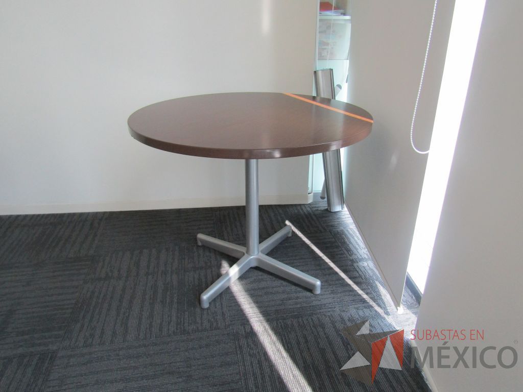 Lote 006 - Mesa de trabajo circular con base metálica color gris y cubierta color café - Imagen 4