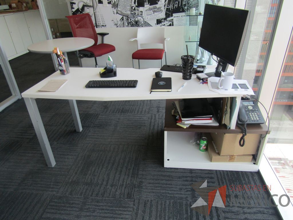 Lote 007 - Escritorio con gabinete de pedestal de 1 cajón y cubierta color blanco - Imagen 3