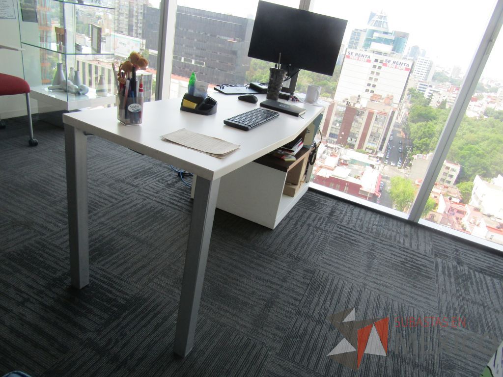 Lote 007 - Escritorio con gabinete de pedestal de 1 cajón y cubierta color blanco - Imagen 4