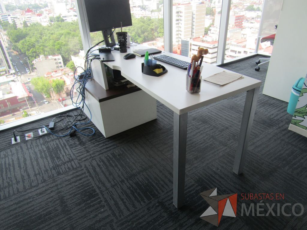 Lote 007 - Escritorio con gabinete de pedestal de 1 cajón y cubierta color blanco - Imagen 5