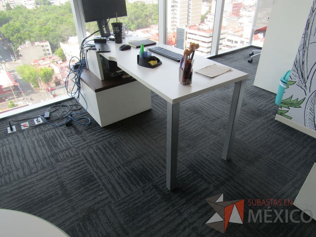 Lote 007 - Escritorio con gabinete de pedestal de 1 cajón y cubierta color blanco - Imagen 6