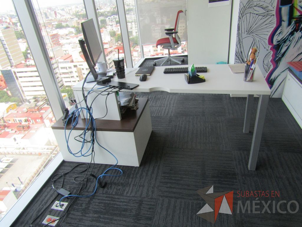 Lote 007 - Escritorio con gabinete de pedestal de 1 cajón y cubierta color blanco